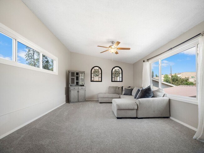 Building Photo - Spacious 4-Bedroom Pet-Friendly Home in North Spokane