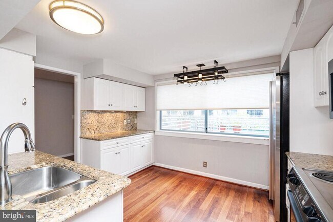 Building Photo - 7 N Christopher Columbus Blvd