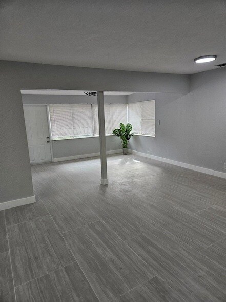 Building Photo - 2010 NE 33rd St