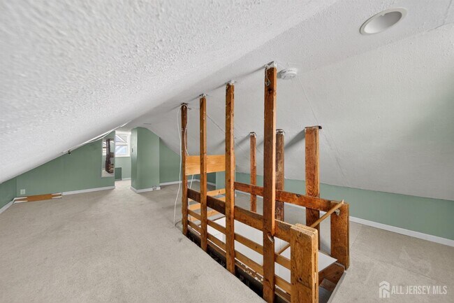 Building Photo - 114 Larch St