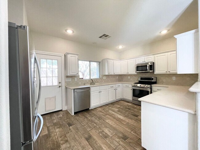 Building Photo - Charming 3-bedroom, 2.5-bathroom home