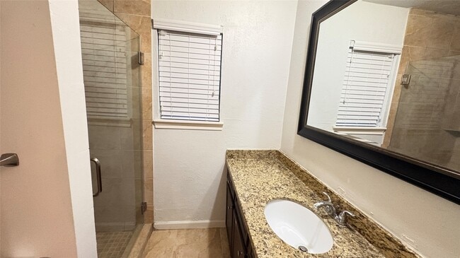 Building Photo - 13914 Oakwood Ln