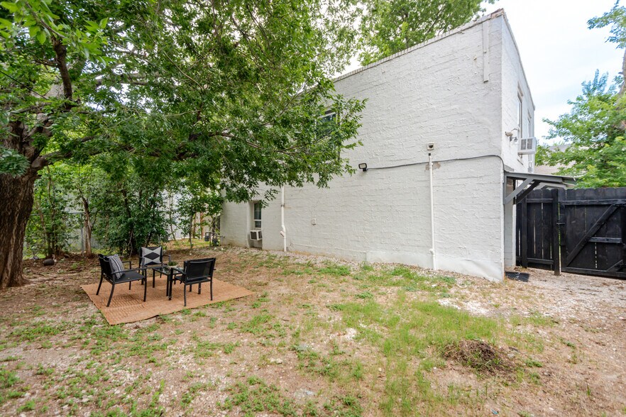 Building Photo - 2737 Stuart Dr