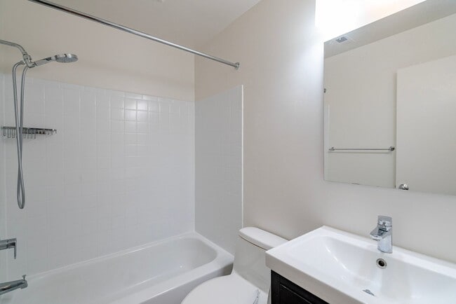 Building Photo - Fabulous 4 Bed 2.5 Bath Colonial With Pati...