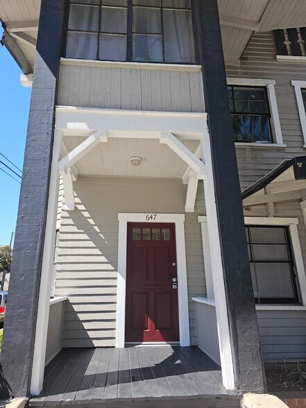 Building Photo - 647 W 4th St