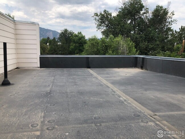 Building Photo - "Charming 3-Bed Townhouse Retreat with Spacious Living in Boulder!"