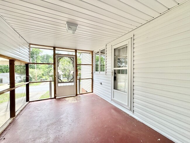 Building Photo - Remodeled 3BR in Guilford Hills