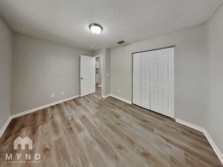 Building Photo - 2125 Karen Dr