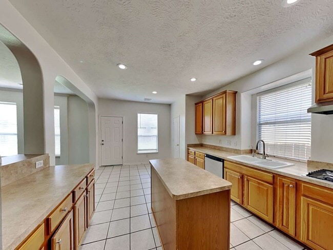 Building Photo - 1120 Sunset Lakes Dr
