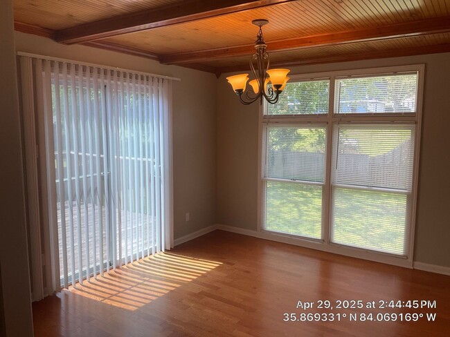 Building Photo - 3 Bedroom / 2.5 Bath House Available Now