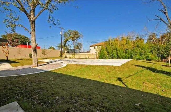 Building Photo - Spacious North Austin Duplex for August