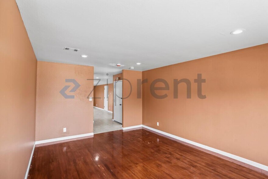 Building Photo - Unit