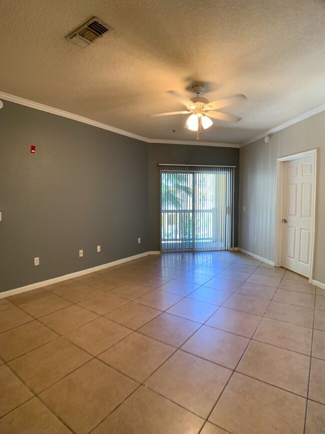 Building Photo - $600 Deposit* Beautiful 2/2 with pool view...