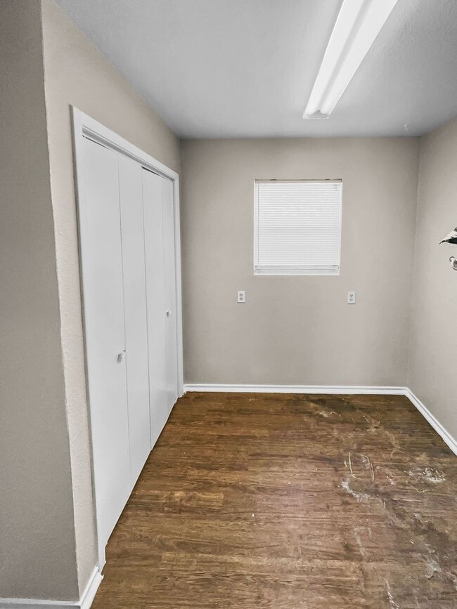 Building Photo - Ridglea West Home with Hardwood Floors & F...