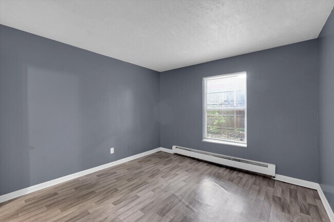 Building Photo - Spacious 1–3 Bedroom Apartments in South Louisville | Cedar Chase