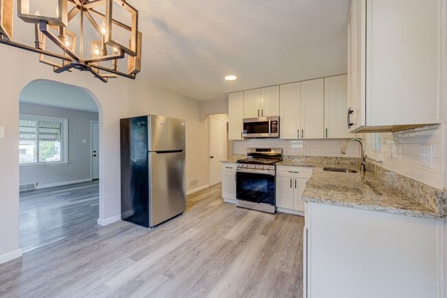 Primary Photo - Beautiful 2-Bed, 1-Bath House in Overland ...