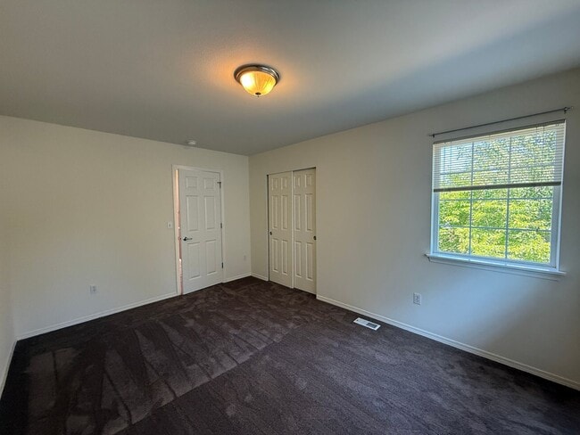 Building Photo - Spacious 4 Bed 3 Bath Home in a Prime Loca...