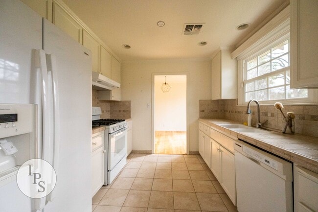 Building Photo - Beautiful Old Fig Home, 3BR/1BA, Huge Lot!...