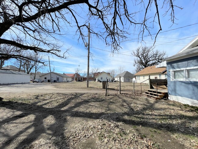 Building Photo - 2 Bedroom 1 Bathroom Home