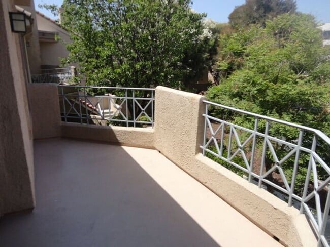 Building Photo - Gorgeous 2 + 2 Santa Fe Condo Valencia
