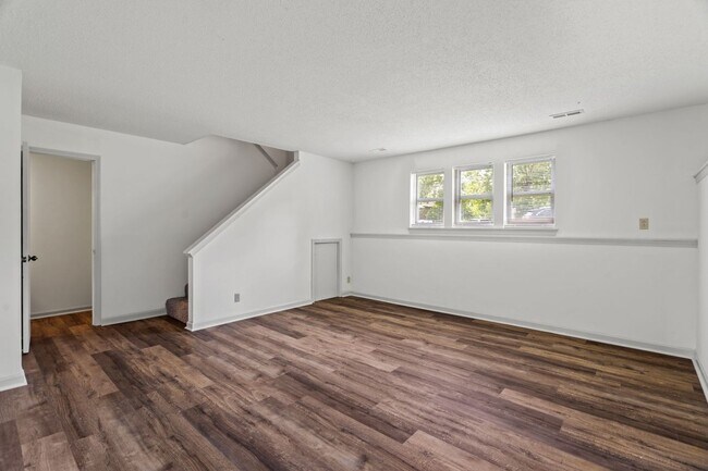 Building Photo - 1304 Essex Ct