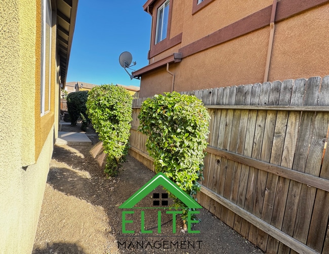 Building Photo - Beautiful 3 Bedroom, 2 Bath Home in Desira...