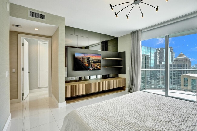 Building Photo - 100 E Las Olas Blvd