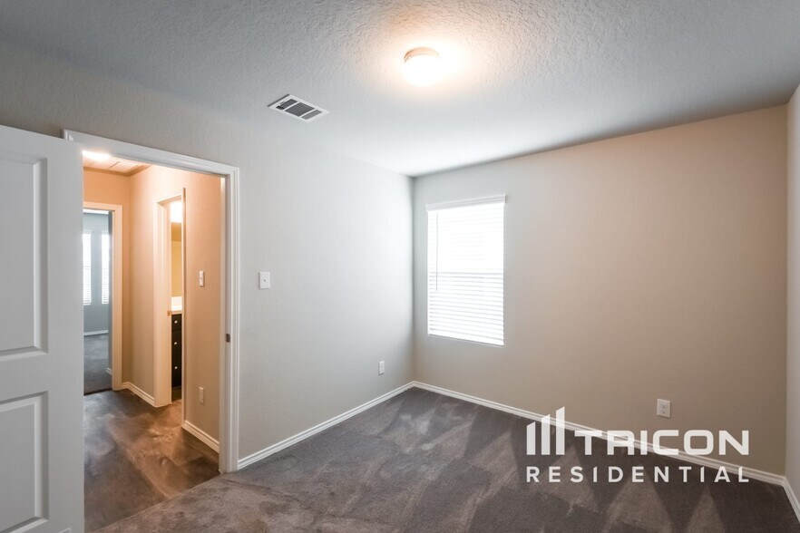 Building Photo - 9725 Marbach Brk
