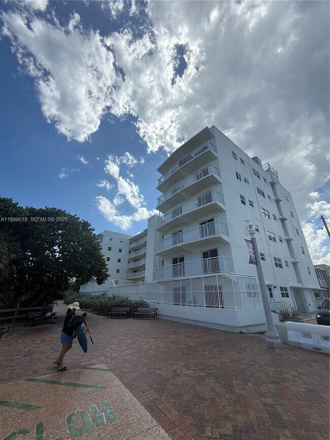 Building Photo - 901 S Surf Rd