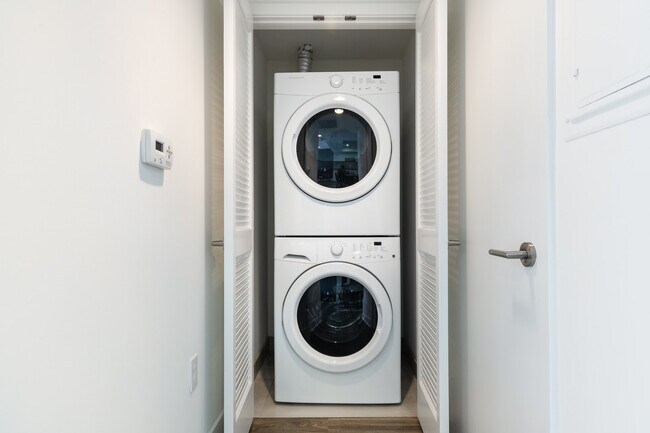 Building Photo - 10473 Santa Monica Blvd