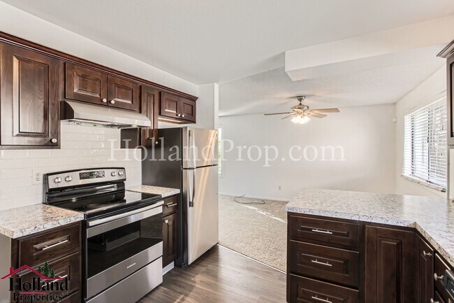 Building Photo - Beautifully Duplex in Desirable Northwest Portland Available For You!