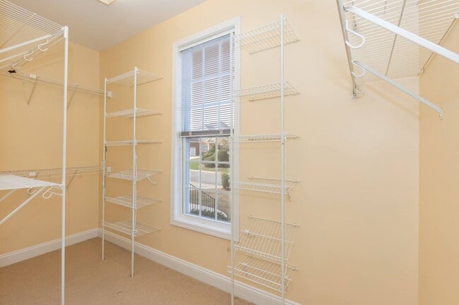 Building Photo - Four Bedroom Home!