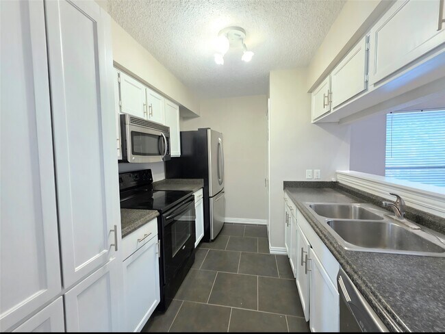 Building Photo - 2277 S Kirkwood Rd