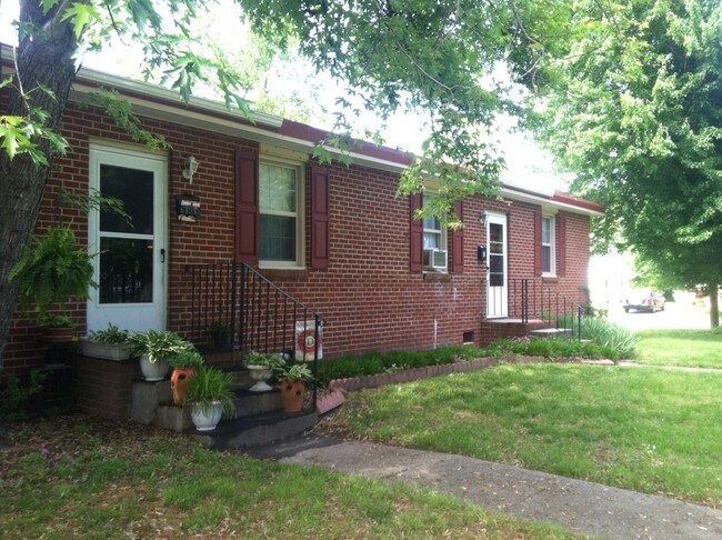 Primary Photo - 647-649 Bellwood Rd