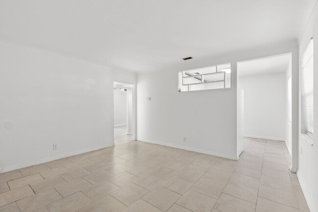 Building Photo - Home For Rent in St Pete!