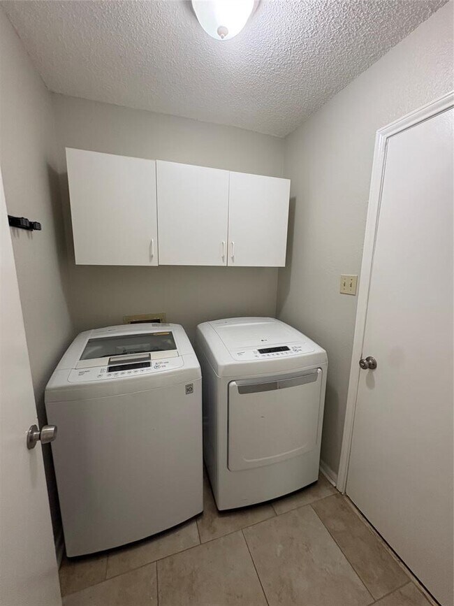 Building Photo - 2304 Silver Spur Dr