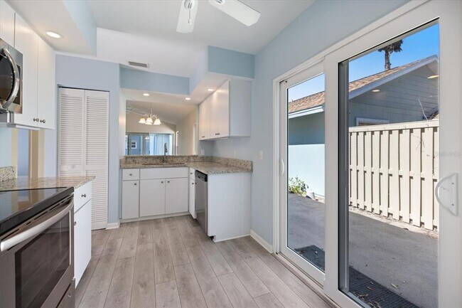 Building Photo - 856 Chatham Dr