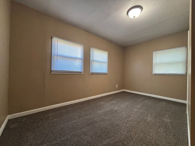 Building Photo - 2 Bedroom / 1 Bath Home in Council Bluffs!