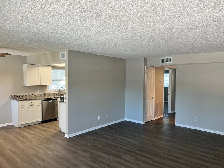 Building Photo - 2 Bed/1 Bath - Unit 106