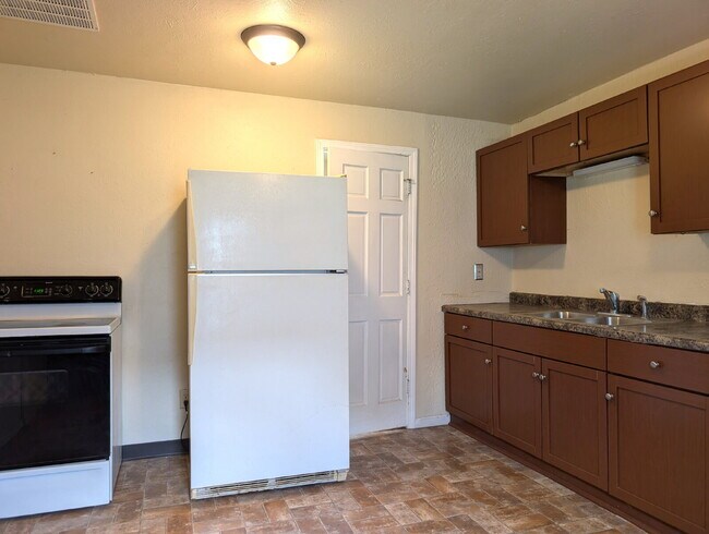 Building Photo - 2 Bedroom Lower Duplex In Green Bay