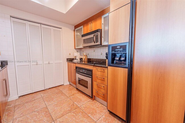 Building Photo - 335 S Biscayne Blvd
