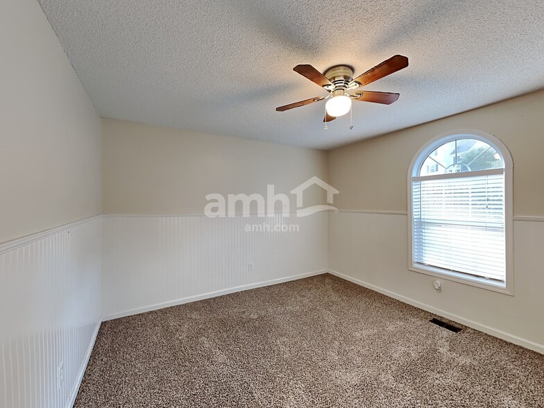 Building Photo - 1017 Queensbury Run