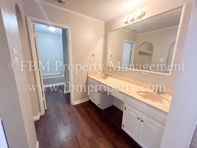 Building Photo - 1204 Williamsburg Dr