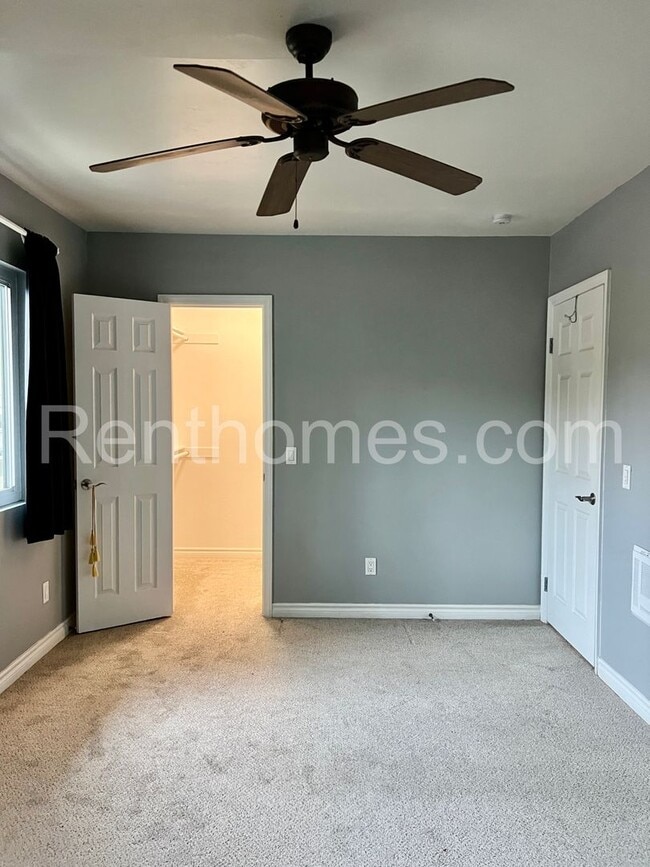 Building Photo - 9929 Azuaga St