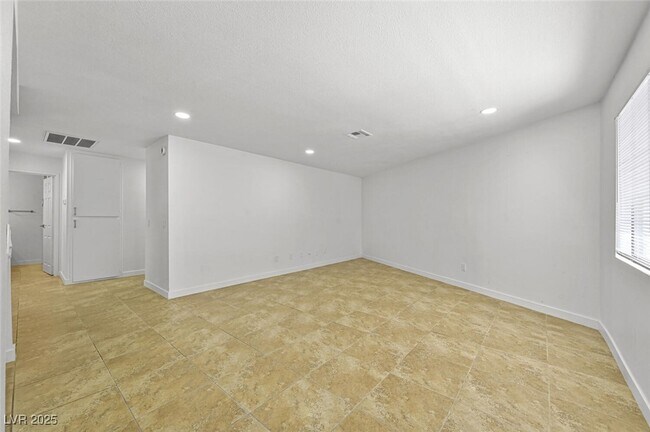 Building Photo - 2080 Karen Ave