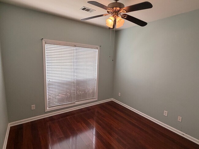 Building Photo - Charming 3-Bedroom Home In City Square!