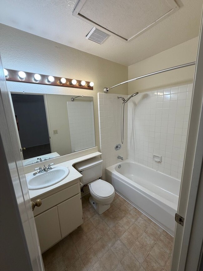 Building Photo - Beautiful 2 Bed, 2.5 Bath Two-Story Townho...