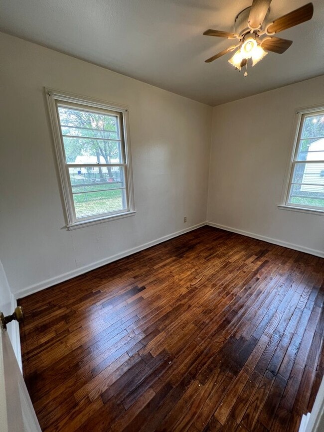 Building Photo - Corner Lot 2 Bedroom 1 bath new Hardwood f...
