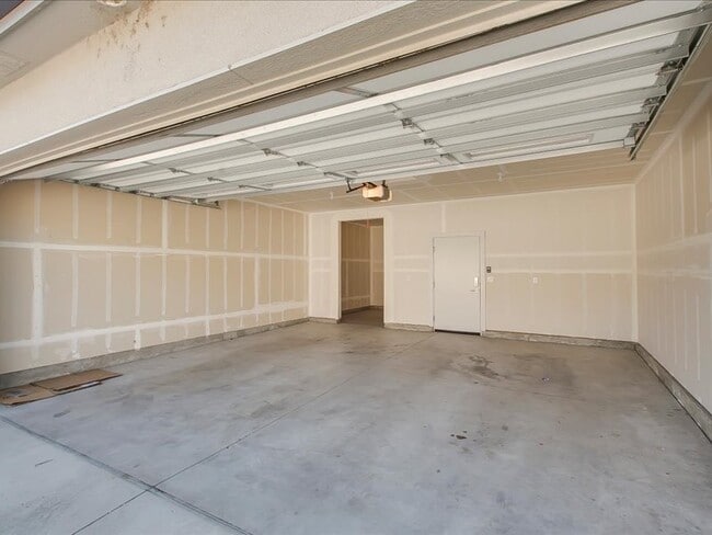 Building Photo - 4320 E Parkcenter Blvd