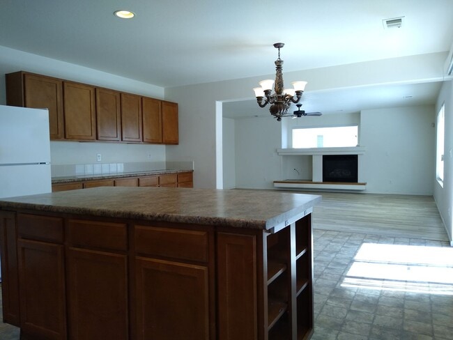 Building Photo - Massive and Expansive 5 Bedroom Green Vall...